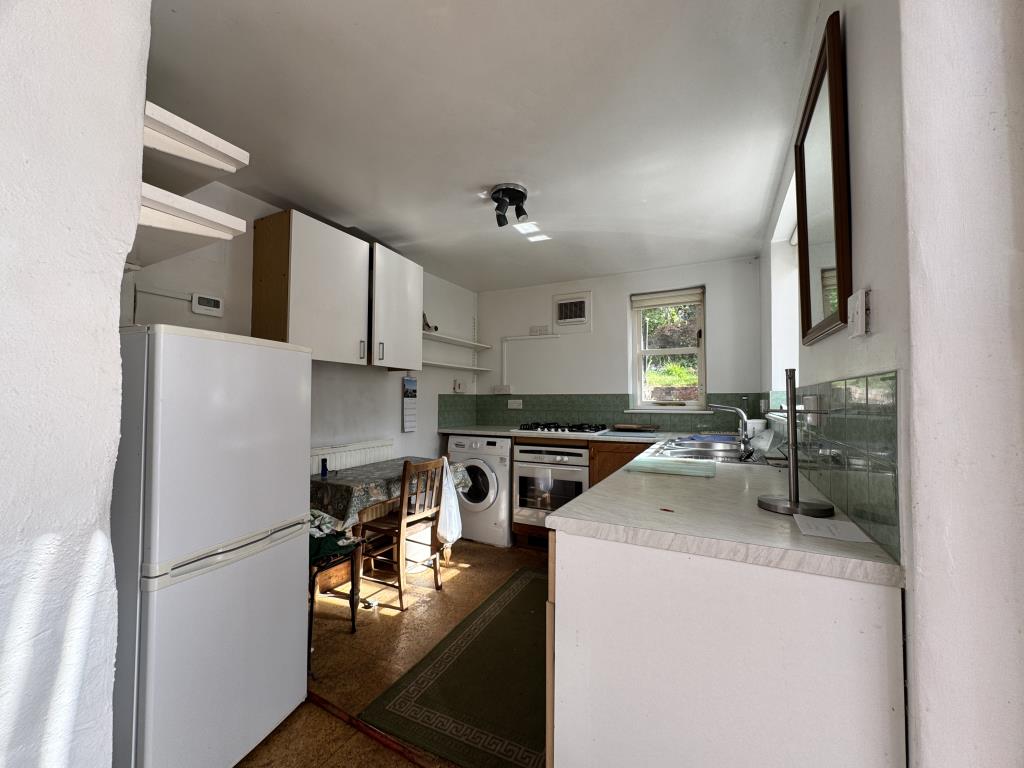 Lot: 161 - CITY CENTRE PERIOD HOUSE - Cottage style kitchen